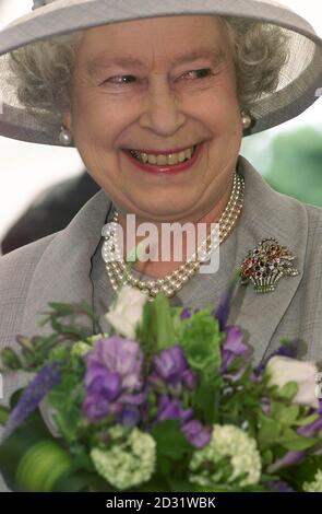 La reine Elizabeth II de Grande-Bretagne rencontre le public avant de visiter la broderie du millénaire de Sunbury, dans le jardin clos, Sunbury on Thames, Middlesex. *... la broderie, qui a pris 200 personnes cinq ans à coudre, a représenté l'histoire et les monuments du village, y compris un arbre de l'if local écrit sur par Charles Dickens dans Oliver Twist, la maison où Edward VIII a courtisé Freda Dudley-Ward avant son prochain amour Wallis Simpson, Et le sous-maître de poste du village actuel, Albert Skinner. Banque D'Images