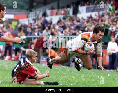 Daniel Gartner de Bradford Bulls (à droite) est déclenché par Tulsen Tollett de London Broncos, lors du match de Tetley's Bitter Super League à Welford Road, Leicester. Bradford Bulls défait les London Broncos 42-0. Banque D'Images