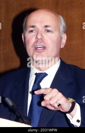 Le secrétaire de la défense fantôme Iain Duncan Smith, 46 ans, lors d'une conférence de presse tenue dans le centre de Londres, avec l'annonce par l'un de ses partisans aujourd'hui qu'il va contester Michael Portillo pour la direction du Parti conservateur. * largement considéré comme le darling de l'aile droite et un favori de Thatcher, il compte également Norman Tebbit, l'autre à droite, dont le siège Chingford et Woodford Green, il a pris le relais en 1992, parmi ses fans. Banque D'Images