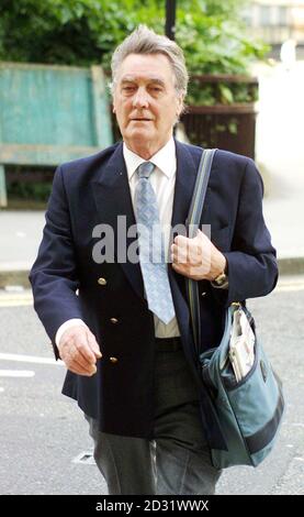 Le producteur de télévision Ted Francis arrive au Old Bailey, dans le centre de Londres. Francis, 67 ans, de Cranleigh, Surrey, refuse une accusation d'avoir perverti le cours de la justice en fournissant à Lord Archer un faux alibi pour le 9 septembre 1986. Banque D'Images