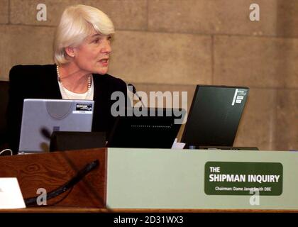 La chef de l'enquête Shipman, Dame Janet Smith DBE, a fait le point à l'hôtel de ville de Manchester.L'enquête portera sur jusqu'à 618 décès et pourrait prendre jusqu'à deux ans.* ...et a été dit que la police, le Home Office et les autorités médicales ont tous échoué à prendre des mesures pour arrêter le meurtrier GP Harold Shipman maniant des drogues malgré une condamnation pour avoir forgé des prescriptions pour des quantités massives dans sa carrière tôt.*19/07/02 Dame Janet Smith, qui a été à la tête de l'enquête sur la famille GP Harold Shipman, de Hyde, Manchester, qui a rapporté vendredi 19 juillet 2002, qu'il avait ki Banque D'Images