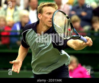 L'Australie Wayne Arthurs en action contre Thomas Johansson de Suède lors de l'Open Samsung de Nottingham. Banque D'Images