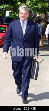 L'historien controversé David Irving arrive à la High court du centre de Londres pour le troisième jour de son appel contre une décision de diffamation qui l'a qualifié de négationniste de l'Holocauste en insistant sur le fait qu'il n'avait jamais nié le meurtre de millions de Juifs. * l'auteur de 63 ans avait poursuivi plus d'un livre de 1994, niant l'Holocauste: L'assaut croissant sur la vérité et la mémoire qui, a-t-il dit, a détruit ses moyens d'existence et a généré des vagues de haine contre lui. Face à une facture de 2 millions pour les frais juridiques des défendeurs, il a financé l'appel avec l'aide de contributions de partisans - dont beaucoup un Banque D'Images