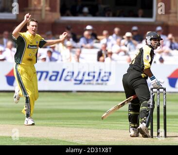 Glenn McGrath, un australien, célèbre le fait que Saleem Elahi (à droite), un pakistanais, ait été pris en main lors de la finale de la série triangulaire internationale NatWest One Day à Lords, Londres. Banque D'Images