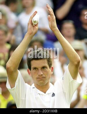 PAS D'USAGE COMMERCIAL : Tim Henman, en Grande-Bretagne, applaudit la foule après avoir battu son compatriote Martin Lee lors du deuxième match des championnats de tennis de pelouse à Wimbledon, Londres. Banque D'Images