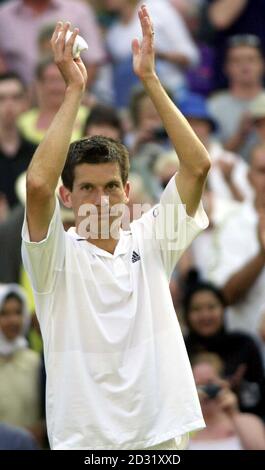 PAS D'USAGE COMMERCIAL : Tim Henman, en Grande-Bretagne, applaudit la foule après avoir battu son compatriote Martin Lee lors du deuxième match des championnats de tennis de pelouse à Wimbledon, Londres. Banque D'Images