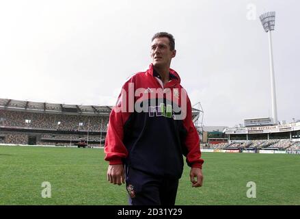 Robert Howley, joueur de Lions britanniques et irlandais, visite le stade Gabba à Brisbane, en Australie, à la veille de leur match de rugby de première épreuve contre l'Australie. Banque D'Images