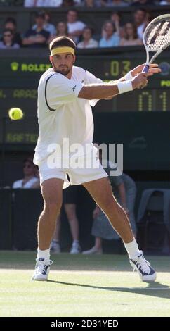 PAS D'UTILISATION COMMERCIALE : Patrick Rafter en Australie en action contre HHIcham Arazi, du Maroc, lors de leur troisième match des championnats de tennis sur gazon 2001 à Wimbledon, Londres. Banque D'Images