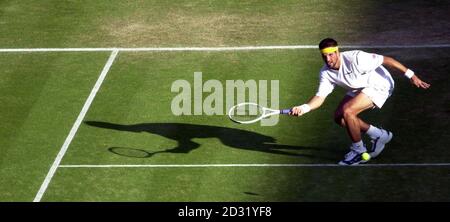 PAS D'UTILISATION COMMERCIALE : Patrick Rafter en Australie en action contre HHIcham Arazi, du Maroc, lors de leur troisième match des championnats de tennis sur gazon 2001 à Wimbledon, Londres. Banque D'Images