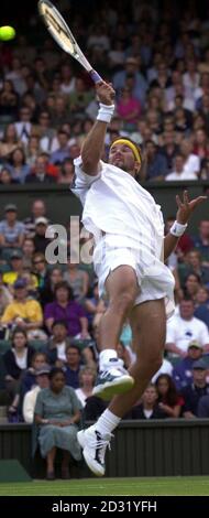 PAS D'UTILISATION COMMERCIALE : Patrick Rafter en Australie en action contre HHIcham Arazi, du Maroc, lors de leur troisième match des championnats de tennis sur gazon 2001 à Wimbledon, Londres. Banque D'Images