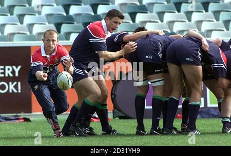 Les Lions britanniques et irlandais Matt Dawson (à gauche) pendant l'entraînement à Canberra, alors que les Lions se préparent à leur match avec ACT Brumbies. Banque D'Images