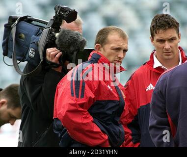 Les Lions britanniques et irlandais Matt dawson (à gauche) est au centre de l'attention pendant l'entraînement à Canberra, alors que les Lions se préparent à leur match avec ACT Brumbies. Banque D'Images