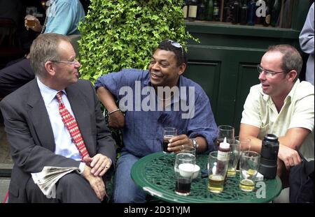 Lord Archer (R) parle aux membres de la presse dans un bar près de Old Bailey, à Londres. Archer et son ancien ami, Ted Francis, producteur de télévision à la retraite, en sont à la cinquième semaine de leur procès pour malhonnêteté par rapport au procès pour diffamation de 1987 du romancier. * la semaine dernière, alors que la défense a commencé son procès, on a dit au tribunal qu'Archer ne donnerait pas de preuve lui-même. Archer nie trois chefs d'accusation de perversion du cours de la justice, deux de parjure et un d'utilisation d'un journal comme instrument faux. Il a été libéré d'une quatrième accusation d'entrave à la justice sur les directives du juge. Francis Denie Banque D'Images