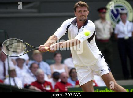 PAS D'UTILISATION COMMERCIALE: Goran Ivanisevic en Croatie en action contre Marat Safin de Russie lors de leur quart de finale des Championnats de tennis de pelouse 2001 à Wimbledon à Londres. Banque D'Images