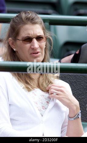 PAS D'UTILISATION COMMERCIALE: L'ancien champion de Wimbledon, Steffi Graf, regarde son partenaire Andre Agassi des Etats-Unis en action contre Nicolas Escude de France lors de leur quart de finale des Championnats de tennis de pelouse 2001 à Wimbledon, Londres. Banque D'Images