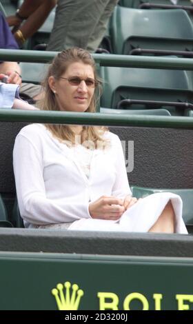 PAS D'UTILISATION COMMERCIALE: L'ancien champion de Wimbledon, Steffi Graf, regarde son partenaire Andre Agassi des Etats-Unis en action contre Nicolas Escude de France lors de leur quart de finale des Championnats de tennis de pelouse 2001 à Wimbledon, Londres. Banque D'Images