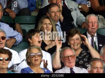 PAS D'UTILISATION COMMERCIALE : Steffi Graf, ancienne championne de Wimbledon, regarde son partenaire Andre Agassi aux USA, en action contre Pat Raprès en Australie, lors de leur demi-finale de Mens aux championnats de tennis de pelouse 2001 à Wimbledon à Londres. Banque D'Images