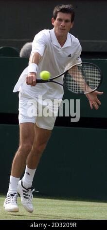 PAS D'UTILISATION COMMERCIALE: Tim Henman en Grande-Bretagne en action contre Goran Ivanisevic de Croatie lors de leur demi-finale hommes aux Championnats de tennis de pelouse 2001 à Wimbledon, Londres. Banque D'Images