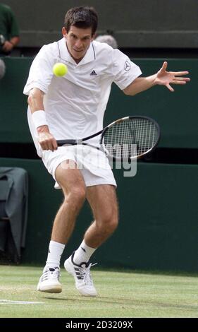 PAS D'UTILISATION COMMERCIALE: Tim Henman en Grande-Bretagne en action contre Goran Ivanisevic de Croatie lors de leur demi-finale hommes aux Championnats de tennis de pelouse 2001 à Wimbledon, Londres. Banque D'Images