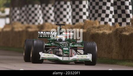 Pedro de la Rosa, pilote de Formule 1, dans sa Jaguar au Goodwood Festival of Speed. Le festival de trois jours à Goodwood, près de Chichester, dans le West Sussex, est un carnaval pour les fans de motos qui se rapprochent des voitures célèbres et classiques juste une semaine avant le Grand-prix de Grande-Bretagne. *à Silverstone. Banque D'Images