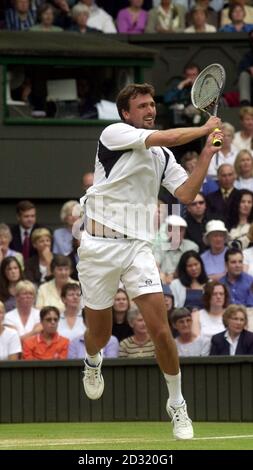 PAS D'UTILISATION COMMERCIALE: Goran Ivanisevic de Croatie en action contre Tim Henman de Grande-Bretagne pendant la deuxième journée de leur demi-finale hommes aux Championnats de tennis de pelouse 2001 à Wimbledon, Londres. Banque D'Images