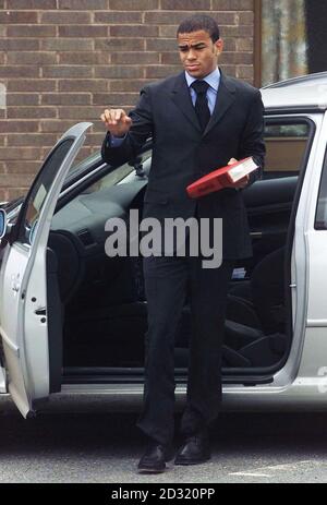 Kieron Dyer, star de Newcastle United, arrivant au tribunal de justice de Chester-le Street, pour une accusation de vitesse où il a été pris en voiture à plus de 100 km/h. Banque D'Images