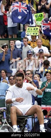 PAS D'UTILISATION COMMERCIALE : Pat Raaprès en Australie en action contre Goran Ivanisevic de Croatie lors de la finale des hommes des championnats de tennis sur gazon 2001 à Wimbledon. Banque D'Images