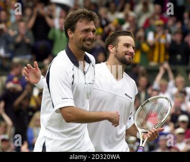 AUCUNE UTILISATION COMMERCIALE : Goran Ivanisevic de Croatie (à gauche) célèbre après avoir battu Pat Raft en Australie lors de la finale hommes des championnats de tennis sur gazon 2001 à Wimbledon à Londres. Ivanisevic a gagné 6-3, 3-6, 6-3, 2-6, 9-7 . Banque D'Images