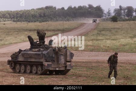 Les mangeurs de l'armée continuent sur la plaine de Salisbury, dans le Wiltshire, après que deux soldats ont été tués et deux autres blessés après le renversement d'un char près d'Imber, un village utilisé par le MOD pour des exercices pendant les exercices de l'armée. * le ministère de la Défense (MOD) a déclaré que les victimes, qui n'ont pas encore été identifiées, faisaient partie d'une formation d'équipage de quatre hommes dans un Challenger 2 réservoir à 8:45 11/07/01, lorsqu'un accident s'est produit dans la plaine de Salisbury. Banque D'Images