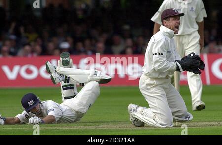 Chris Taylor, de Gloucestershire, évite de justesse une course par Alec Stewart, de Surrey (à droite) lors de la finale de la coupe B & H à Lords, Londres. Banque D'Images