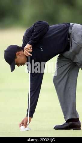 America's Tiger Woods place son ballon sur le 18e green lors d'une séance d'entraînement au 130e Open Championship au Royal Lytham & St Annes Golf course. Banque D'Images