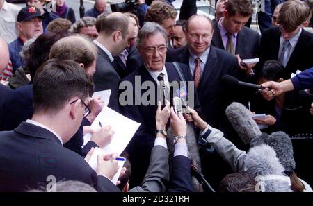 L'ancien producteur de télévision Ted Francis et l'ancien ami et co-défendeur de Lord Archer ont été aujourd'hui autorisés à pervertir le cours de la justice en fournissant à Archer un faux alibi.* Francis photographié à l'extérieur de l'Old Bailey, Londres, parle avec la presse en attente Lord Archer a été reconnu coupable à l'Old Bailey aujourd'hui, sur un total de quatre chefs d'accusation de parjure et de pervertir le cours de la justice en relation avec son affaire de diffamation de 1987 contre le Daily Star.Il a été autorisé sur un autre chef d'accusation de pervertir le cours de la justice. Banque D'Images