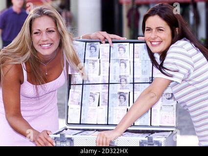 L'ancien détective Charlotte Hoborough, 24 ans, (L) et l'acheteur de fournitures aériennes Jackie Carey, 31 ans, dans le centre de Londres, vont se rendre tête-à-tête pour le point culminant de la série ITV, 'Survivor', pour le million de prix. * l'avant-dernier épisode de la nuit dernière du spectacle, qui a coûté un total de 10 millions à faire, a vu le psychologue Richard Owens et Mick Easton - le plus ancien candidat - quitter l'île au large de la côte de Bornéo dans la mer de Chine du Sud. Banque D'Images