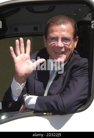 Acteur Roger Moore après avoir présenté un entraîneur au Variety Club. L'organisme de bienfaisance a organisé un déjeuner hommage en l'honneur de l'ancienne star James Bond au Dorchester Hotel, Londres. Banque D'Images