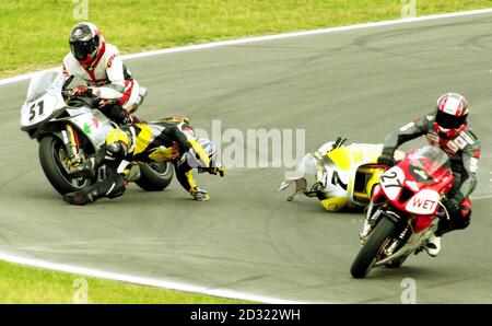 Juan Bautista Borja en Espagne tombe de son vélo et manque de peu Martin Craghill (à gauche) en Australie dans le premier tour de la deuxième course lors du Championnat du monde de Superbike à Brands Hatch, Kent. Banque D'Images