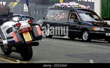 La voiture funéraire ornée de fleurs du schizophrène Andrew Kernan, qui a été abattu dans la rue par la police. * l'ancien jardinier de 37 ans a été abattu deux fois dans la poitrine après avoir ignoré les demandes répétées de lâcher une épée de Samurai. Ses funérailles ont eu lieu à l'église Sainte-Anne, dans la région de Wavertree à Liverpool. Banque D'Images