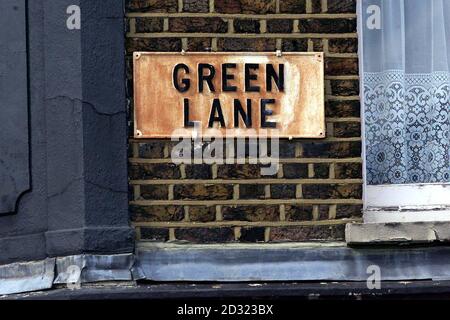 Green Lane, Ilford, le propriétaire précédent, a vendu la Saab au concessionnaire automobile, Assured car Finance Limited, de Green Lane, Ilford. Trois jours plus tard un Irishman - décrit comme un homme blanc rasé de près, 5ft 10in, avec des cheveux blond/mousey droits et un doux accent irlandais nord. * - a marché et a payé de l'argent pour la voiture une voiture grise Saab 9000 avec l'enregistrement E304 HPY, qui a été soufflé dans l'explosion de la nuit dernière à Ealing, ouest de Londres. La bombe, qui aurait été plantée le groupe terroriste, le vrai IRA, a blessé sept personnes. Banque D'Images