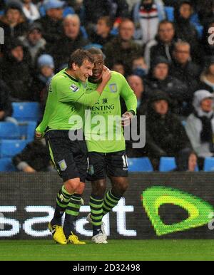 Charles n'Zogbia (à droite) d'Aston Villa célèbre le troisième but de ses côtés avec Marc Albrighton lors de la coupe Capital One, match du troisième tour au Etihad Stadium de Manchester. Banque D'Images