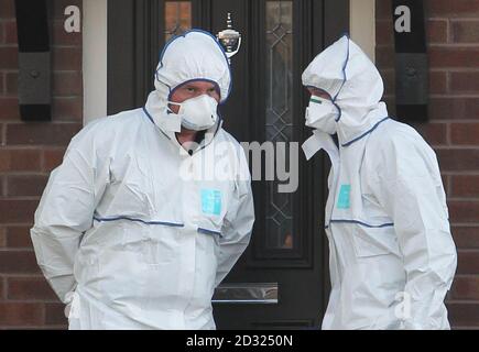 Forensic Gardai sur la scène d'une fusillade fatale sur Cloverhill Road, à Clondalkin, à l'ouest de Dublin. Banque D'Images