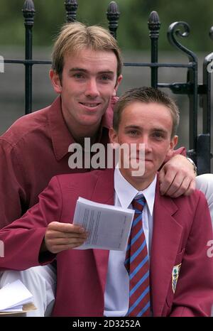 Jonathan Murphy (à droite), grand élève, célèbre après avoir raflé 13 ÉTOILES et une note dans ses GCSE. Jonathan, qui fréquente l'école Saint Francis Xavier de Liverpool, a également été classé parmi les cinq meilleurs élèves du pays. *.... pour la littérature anglaise et l'éducation religieuse. Jonathan a dit qu'il était particulièrement heureux de battre son frère aîné Damian (à gauche), qui a recueilli 11 ÉTOILES et deux comme à la même école. Banque D'Images