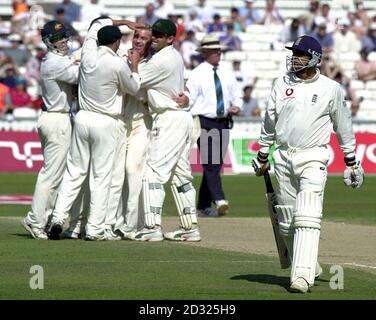 Shane Warne (au centre) célèbre le cricket de Mark Butcher (à droite), en Angleterre, au cours de la cinquième journée du cinquième test de Npower à l'Oval, à Londres. Banque D'Images