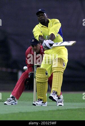 Sir Viv Richards des Antilles en action pendant le match du Costcutter International Challenge au Don Valley Stadium, à Sheffield.Le match est joué entre le XI de Darren Gough et le XI du reste du monde dans le cadre du témoignage de Darren Gough.* pour ses services au Yorkshire County cricket Club. Banque D'Images