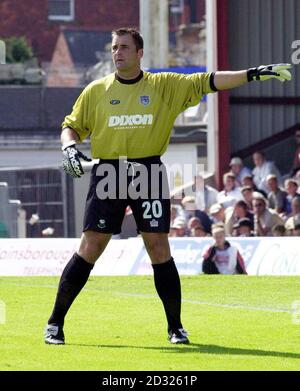 Kevin Miller, gardien de but de Barnsley, emprunte un maillot de gardien de but Grimsby Town après que son propre maillot ait été jugé trop semblable à la bande noire et blanche de Grimsby. Kevin Miller a été envoyé pour une faute tard dans la deuxième moitié contre Grimsby Town, pendant le match de la division nationale un à Blundell Park, Grimsby. CETTE IMAGE NE PEUT ÊTRE UTILISÉE QUE DANS LE CONTEXTE D'UNE FONCTION ÉDITORIALE. PAS D'UTILISATION DU SITE WEB DU CLUB OFFICIEUX. Banque D'Images