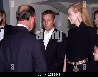 Acteurs Ewan McGregor et Nicole Kidman avec le Prince Charles (à gauche) à la première du Moulin Rouge. Banque D'Images