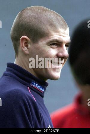 David Beckham, en Angleterre, lors d'une séance de formation légère au parc St James, à Newcastle.L'Angleterre joue l'Albanie dans un match de qualification de coupe du monde LE 5/9/01. Banque D'Images