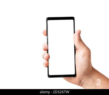 Main de l'homme tenant un smartphone moderne noir isolé sur fond blanc avec un chemin d'écrêtage. Gros plan de la main touchant le smartphone mobile. Banque D'Images