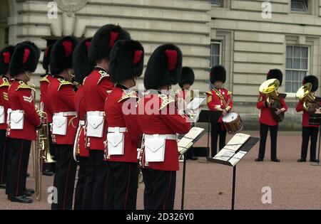 La bande de la compagnie sortante numéro 7, Coldstream Guards, lors d'une cérémonie spéciale de relève de la garde au palais de Buckingham.Le duc d'York et l'ambassadeur des États-Unis William Farish se sont solennellement tenus côte à côte pendant que le groupe jouait l'hymne national des États-Unis.* pour la première fois, paver le chemin d'un silence de deux minutes pour honorer les victimes des atrocités de New York et de Washington.Il a été suivi par l'hymne national britannique, puis une sélection de musique américaine sombre, y compris l'hymne pour les morts, écrit par le compositeur américain John Williams et utilisé dans les derniers crédits du film, sauvant le soldat Ryan. Banque D'Images