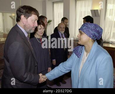 Le secrétaire à l'intérieur, David Blunkett, se serre la main avec Humera Khan, de la société an-NISA, dans le bureau du ministre à Westminster.La secrétaire à l'intérieur avec la secrétaire à la Culture, Tessa Jowell (2e à gauche) et John Denham Home Office Minister (3e à gauche).*... a rencontré une délégation de dirigeants musulmans pour parler des récents attentats terroristes aux Etats-Unis. Banque D'Images