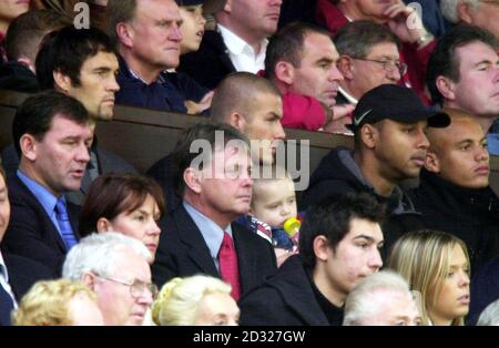 Le footballeur de Manchester United David Beckham observe son équipe dans les tribunes avec son fils Brooklyn lors du match de football FA Barclaycard Premiership entre Manchester United et Ipswich à Old Trafford, Manchester, aujourd'hui. Raimond van der Gouw (L), Wes Brown (R) et Bryan Robson (milieu - L) figurent également sur la photo. CETTE IMAGE NE PEUT ÊTRE UTILISÉE QUE DANS LE CONTEXTE D'UN ÉLÉMENT ÉDITORIAL. AUCUNE UTILISATION DU MATÉRIEL DE PREMIER MINISTRE PAR LE SITE WEB/INTERNET À MOINS QUE LE SITE NE SOIT ENREGISTRÉ AUPRÈS DE L'ASSOCIATION DE FOOTBALL PREMIER LEAGUE Banque D'Images