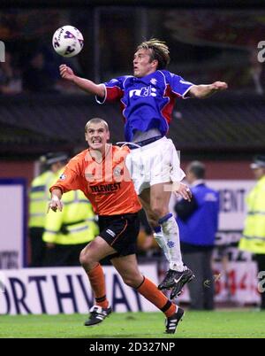 Fernando Ricksen des Glasgow Rangers en action contre Derek Lilley de Dundee United (à gauche) lors du match de la Bank of Scotland Premier League entre Dundee Utd et Rangers au parc Tannadice, Dundee, aujourd'hui, samedi 22 septembre 2001. Fonctionnant sur PA Wire et pasportsphotos.press.net **EDI** PA photo Banque D'Images